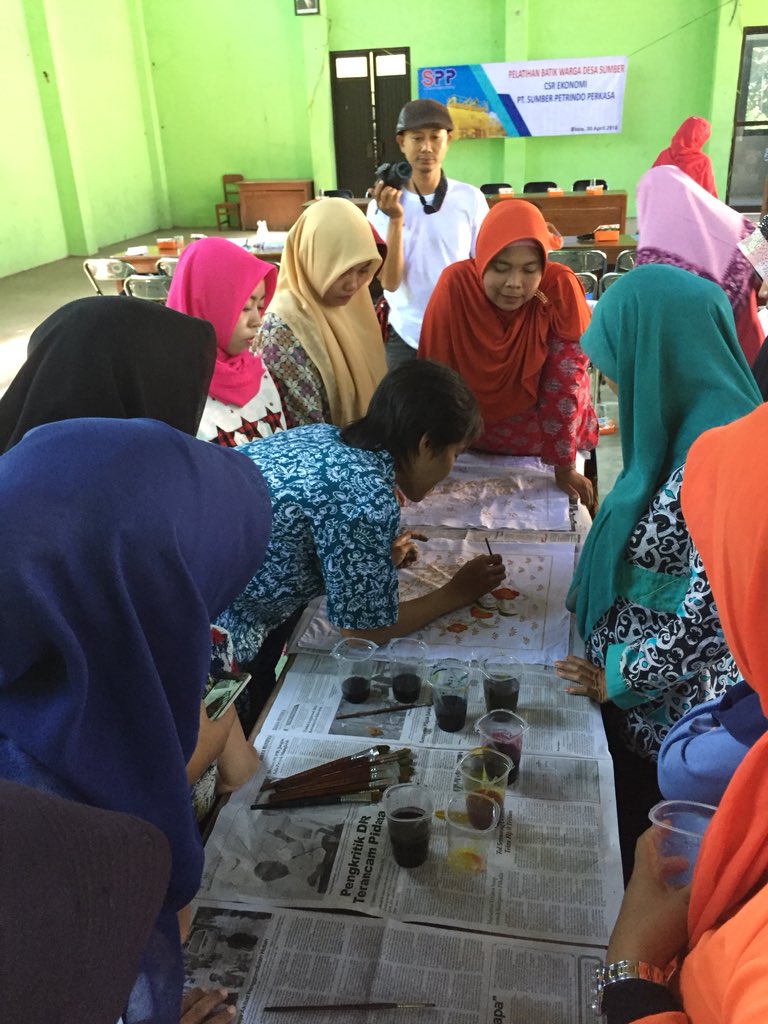 Kegiatan Pelatihan Batik Warga Desa Sumber - CSR Ekonomi. Kita berharap dengan adanya pelatihan ini bisa membangun masyarakat yg mandiri khusunya untuk industri Batik dan Menduniakan Batik. <a href="/desasumber/">Desa Sumber</a> <a href="/info_kradenan/">Kradenan, Blora</a> <a href="/Djoko_Arief/">Bupati&Wabup Blora</a> <a href="/ganjarpranowo/">Ganjar Pranowo</a> #banggakaryasendiri