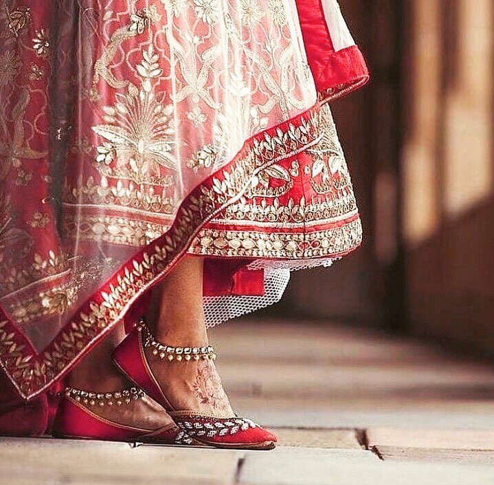 *Designer Dupattas*
.
.
Beautifully matched dupatta, skirt and juti ! 
.
.
Source : @pinterest 
#designermonday #uniquedesign #indianwear #ethnicwear #netdupatta #designerdupatta #embroidereddupatta #mondayfeed #dupattadesigns #dupatta #indianscarf #fashionstyle  #peachcutdesigns