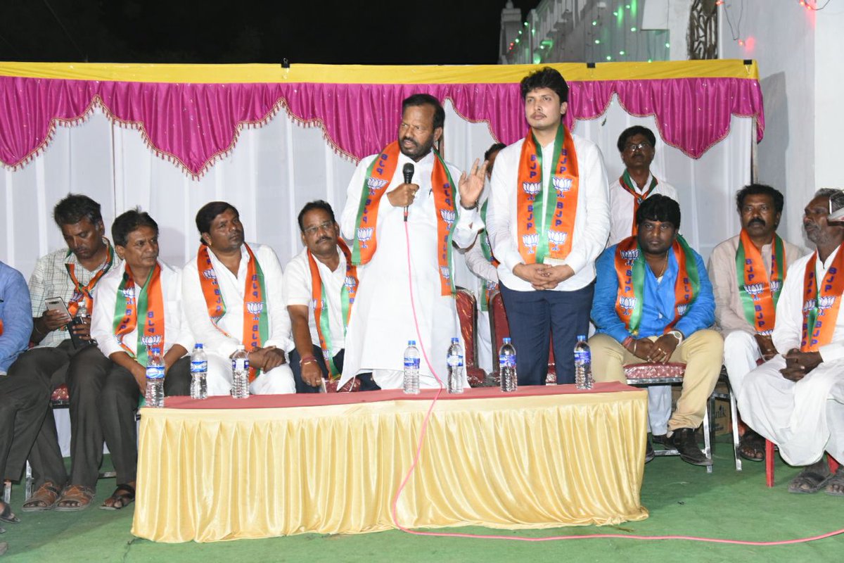 PatilAstagi's tweet photo. ಕಲಬುರ್ಗಿ ನಗರದ ಹಲವು ಬಡಾವಣೆಗಳಲ್ಲಿ  ರಾಜ್ಯ ಬಿಜೆಪಿ ಎಸ್ಸಿ ಮೋರ್ಚಾದ ಅಧ್ಯಕ್ಷರಾದ ಶ್ರೀಡಿ.ಎಸ್.ವೀರಯ್ಯ ಅವರು ಶಾಸಕರಾದ ಶ್ರೀ  @AppugoudaPatil ರೇವೂರ್ ಅವರ ಪರ ಮತಯಾಚನೆ ಮಾಡಿದರು https://t.co/OjIORsd6rm