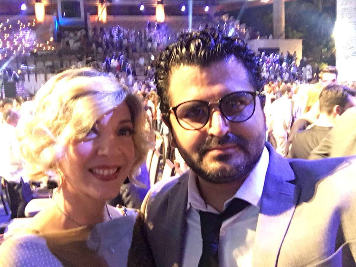 kennethmullerg's tweet photo. Aquí con una bella dama @EdithGonzalezMx un saludo @salisazo en @PremiosPLATINO te extrañamos. Abrazos. https://t.co/MJOwtySvRY