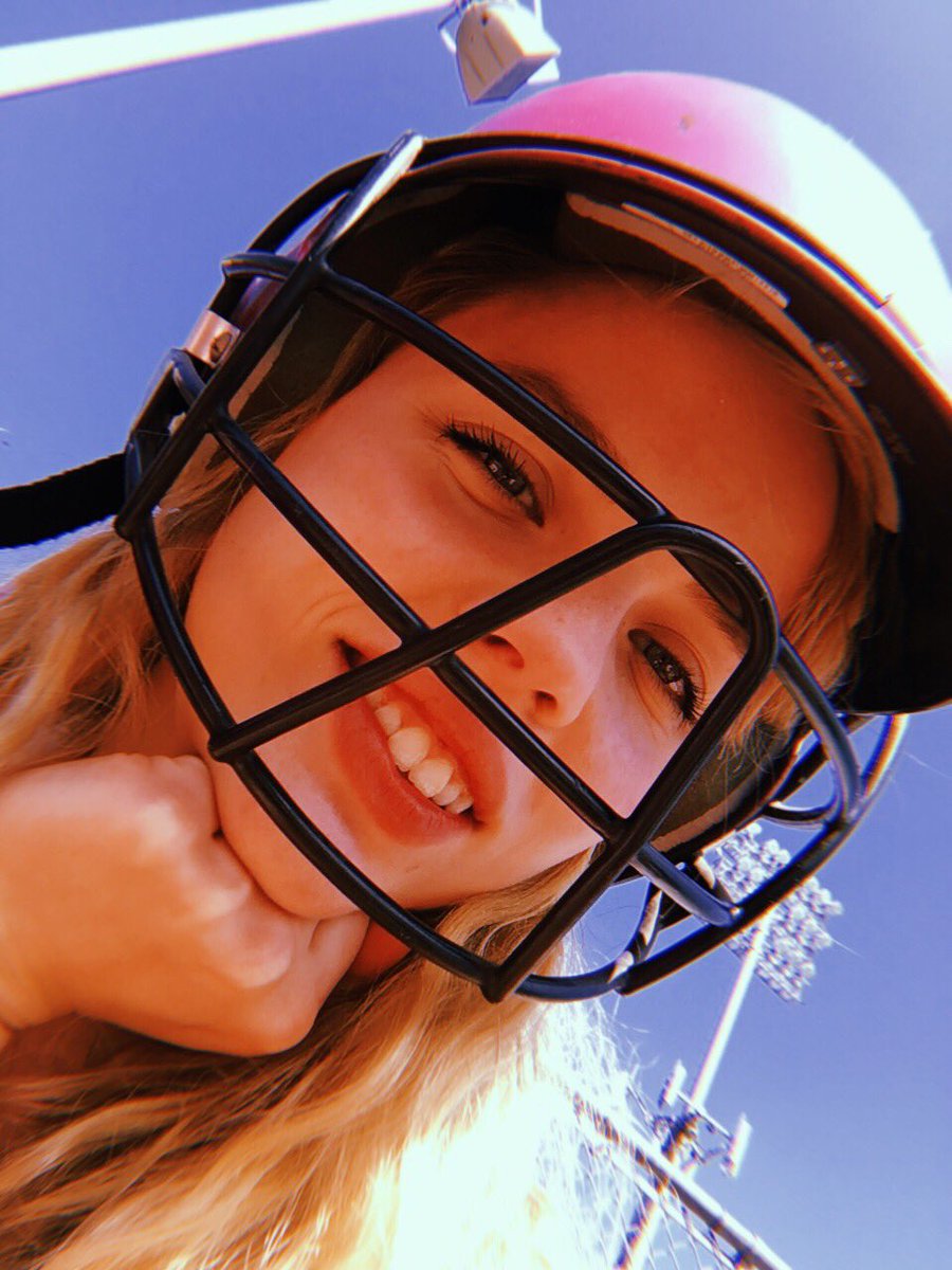 RubyJune's tweet photo. Hi, recently discovered life is a lot more fun wearing a helmet because you can't really hear anyone and you can roll around like a rabid animal all the while keeping your noggin safe 🔥👷🏼‍♀️🔥 https://t.co/Bs1KlvjIaT