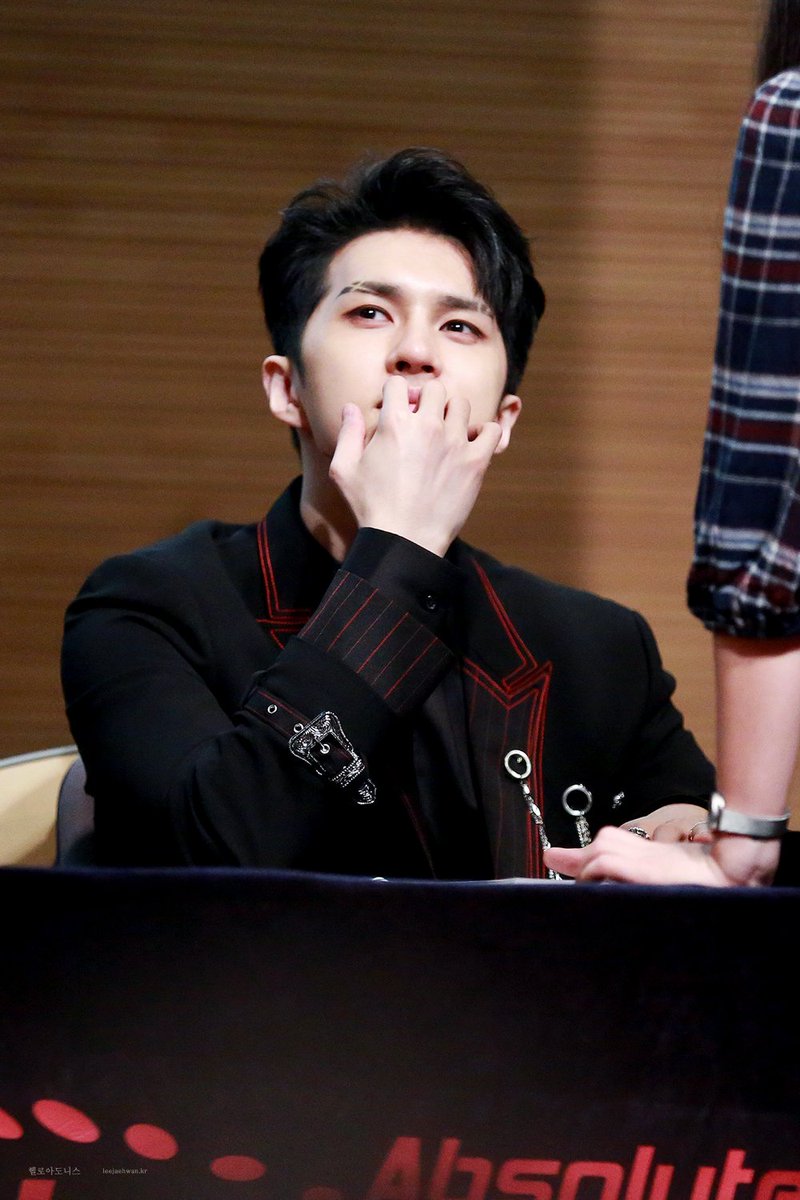 HelloAdonis0406's tweet photo. 무언가 고민하다가 살포시 웃을때
얼마나 멋있는지 재환이는 모르지 ㅠㅠ

@jaehwany0406
#이재환 #켄 #빅스 #향
180428 대학로 팬싸인회 https://t.co/V4nuGrz3Fh