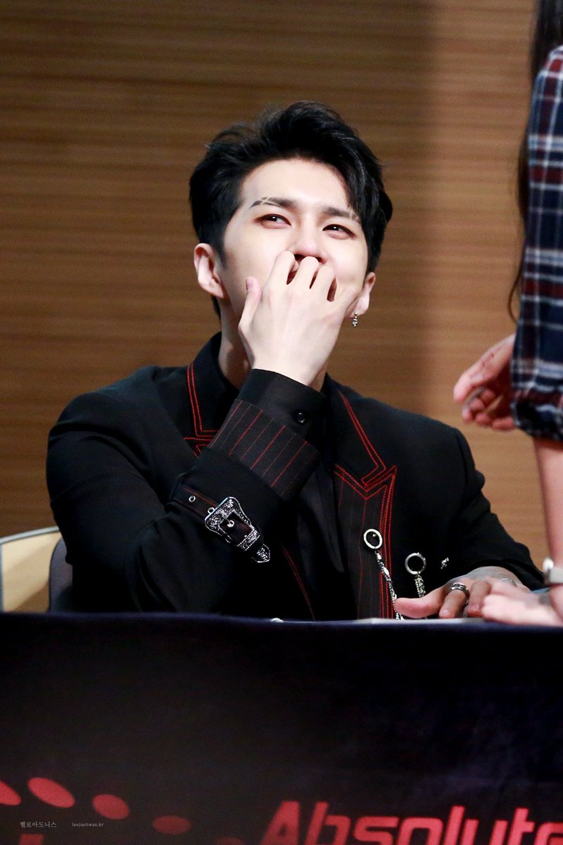 HelloAdonis0406's tweet photo. 무언가 고민하다가 살포시 웃을때
얼마나 멋있는지 재환이는 모르지 ㅠㅠ

@jaehwany0406
#이재환 #켄 #빅스 #향
180428 대학로 팬싸인회 https://t.co/V4nuGrz3Fh