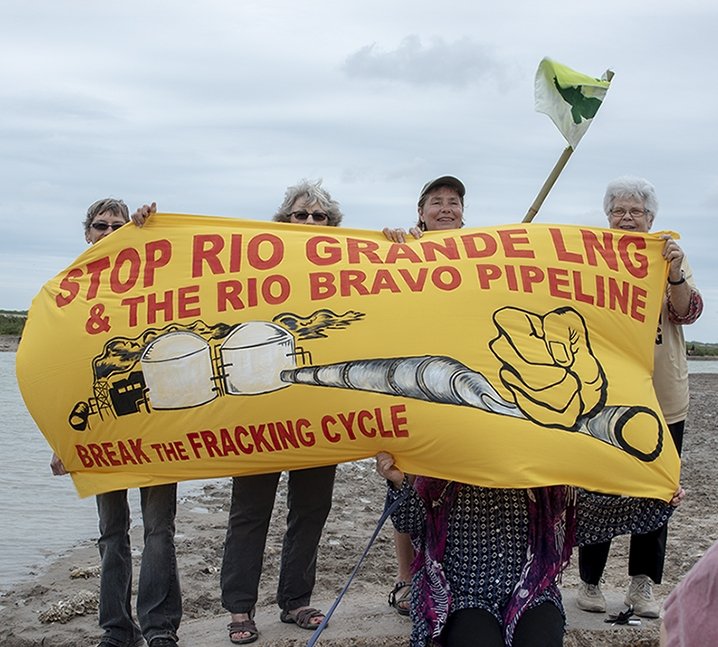 SaveRGVfromLNG's tweet image. Our home is not a sacrifice zone! ✊ Day 3 of international #BreakTheFrackingCycle demonstrations was led by our organization in Brownsville, TX to  #StopRioGrandeLNG! Today&apos;s action theme calls attention to Transmission &amp;amp; Export of the fracked gas cycle. @SocieteGenerale @FERC