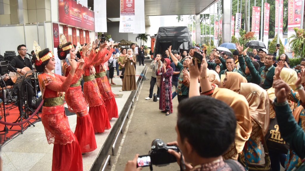 theINACRAFT's tweet photo. (1) #KeseruanINACRAFT2018 tdk lepas dr kontribusi sgala phak. Kmi mngcapkn trmksh kpd para pengunjung #INACRAFT2018 di hr prtama s.d klima utk kunjngan Anda yg jg turut mbntu mmajukn prdk krjinan dlm negeri. Mhn maaf bila msh trdpt kkurngan
#INACRAFT20th #LoftinessOfNorthSumatera https://t.co/tH3xT4OcjX