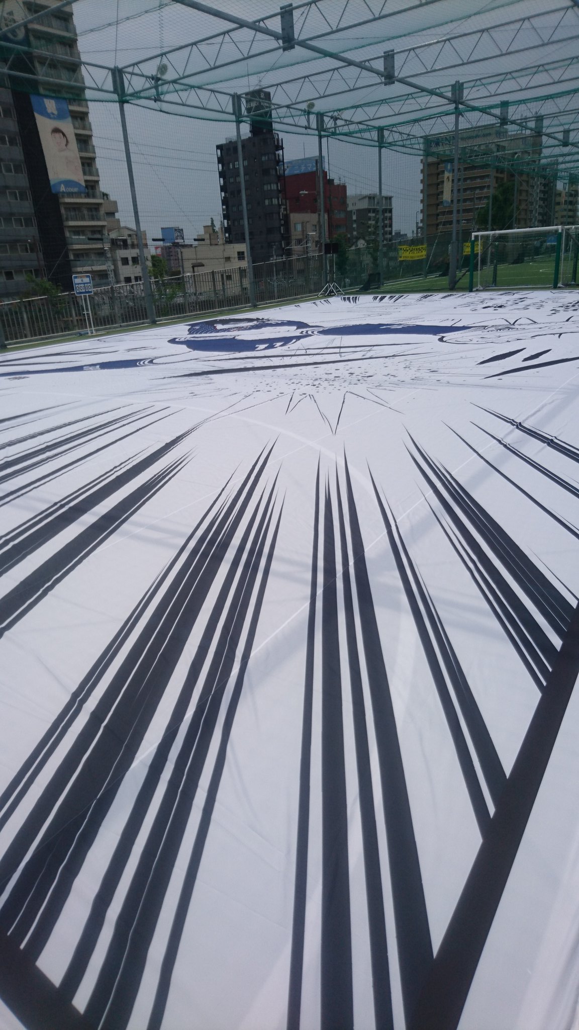 Kemari87 Kishispo ドーン こちら天王寺のスクール会場 ピッチ一面に広がる巨大フラッグ 勝色メッセージで日本にチカラを キャプテン翼 Stadiumcomic Soccerking サッカーキング Adidas アディダス サッカー 日本代表 大阪 心斎橋