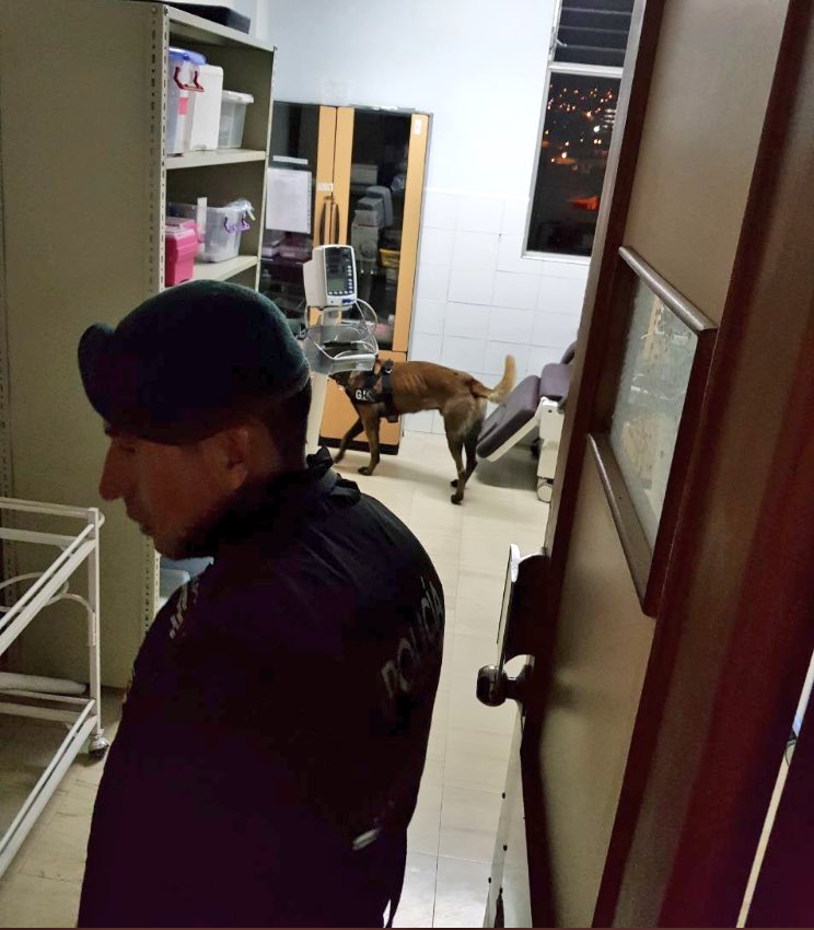 mariuxi_news's tweet photo. FALSA ALARMA | especialistas del #GIR realizaron un barrido visual, técnico y sistemático en el Hospital San Vicente de Paúl, #Ibarra, #descartando la alerta de artefacto explosivo. @PoliciaEcuador https://t.co/PF5xYQ3EB6