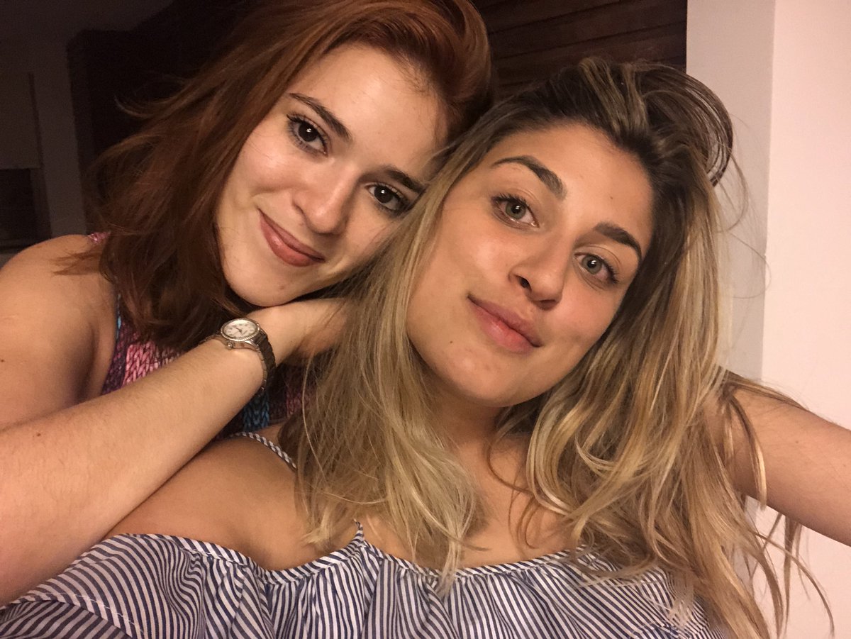 thaisdamaso's tweet photo. eu fui paga pra postar essa foto aproveita e segue minha amiga @anacclarac (ta no nosso contrato pta eu fazer isso depois vc me paga não esquece bjs te amo) https://t.co/st8biHrQmO
