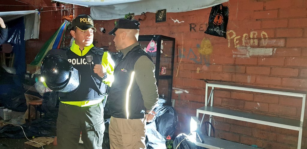 goberazuay's tweet photo. Al momento se desarrolla operativo de recuperación del callejón en mercado #ElArenal, Feria Libre. Junto a @MinInteriorEc y @PoliciaEcuador se asegura el perímetro en apoyo a @PolmunicipalGC.
Trabajamos #UnidosPorAzuay https://t.co/FG77MVikCW