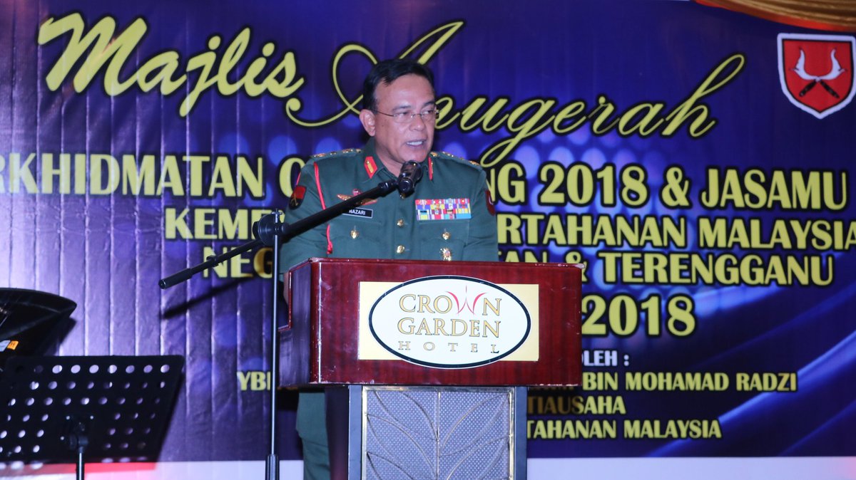 MINDEFMalaysia's tweet photo. Panglima Markas 8 Briged, Brig Jen Dato' Nazari Abd Hadi menyampaikan ucapan aluan, mengalukan kehadiran KSU, DS @arahimradzi ke Majlis Anugerah Perkhidmatan Cemerlang & Jasamu Dikenang peringkat Negeri Kelantan & Terengganu Kementerian Pertahanan.
#APCMinDef2018 https://t.co/E5RSkJCafI