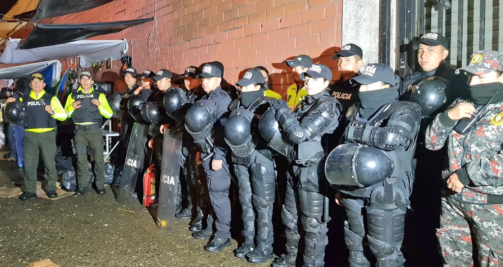 goberazuay's tweet photo. Al momento se desarrolla operativo de recuperación del callejón en mercado #ElArenal, Feria Libre. Junto a @MinInteriorEc y @PoliciaEcuador se asegura el perímetro en apoyo a @PolmunicipalGC.
Trabajamos #UnidosPorAzuay https://t.co/FG77MVikCW