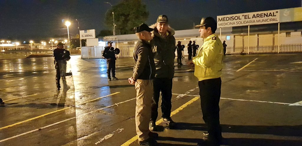 goberazuay's tweet photo. Al momento se desarrolla operativo de recuperación del callejón en mercado #ElArenal, Feria Libre. Junto a @MinInteriorEc y @PoliciaEcuador se asegura el perímetro en apoyo a @PolmunicipalGC.
Trabajamos #UnidosPorAzuay https://t.co/FG77MVikCW