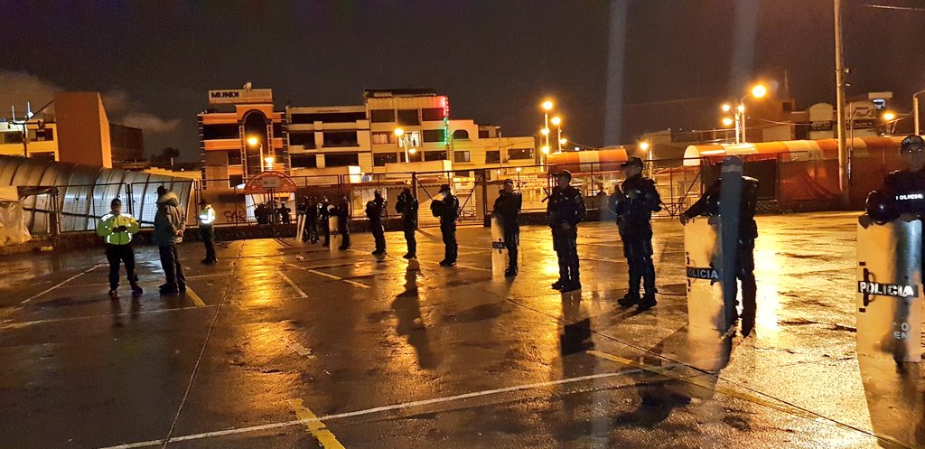 goberazuay's tweet photo. Al momento se desarrolla operativo de recuperación del callejón en mercado #ElArenal, Feria Libre. Junto a @MinInteriorEc y @PoliciaEcuador se asegura el perímetro en apoyo a @PolmunicipalGC.
Trabajamos #UnidosPorAzuay https://t.co/FG77MVikCW