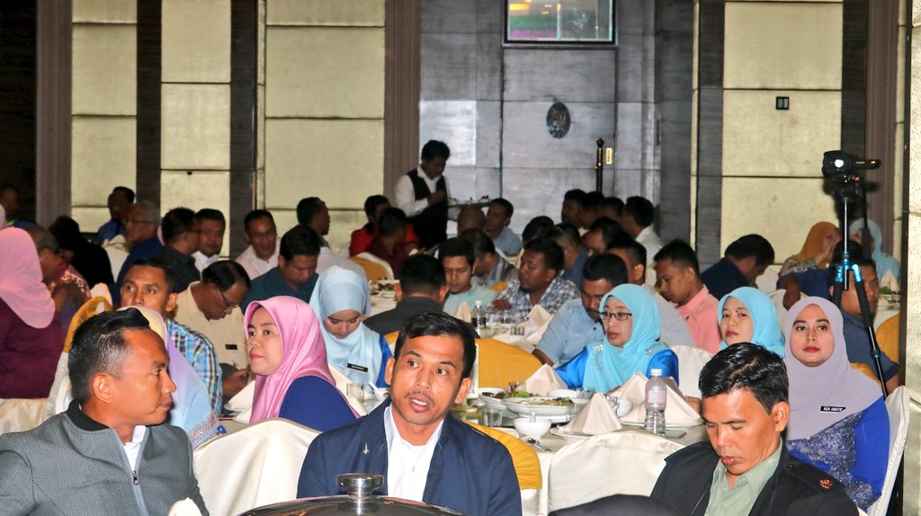 MINDEFMalaysia's tweet photo. Panglima Markas 8 Briged, Brig Jen Dato' Nazari Abd Hadi menyampaikan ucapan aluan, mengalukan kehadiran KSU, DS @arahimradzi ke Majlis Anugerah Perkhidmatan Cemerlang & Jasamu Dikenang peringkat Negeri Kelantan & Terengganu Kementerian Pertahanan.
#APCMinDef2018 https://t.co/E5RSkJCafI