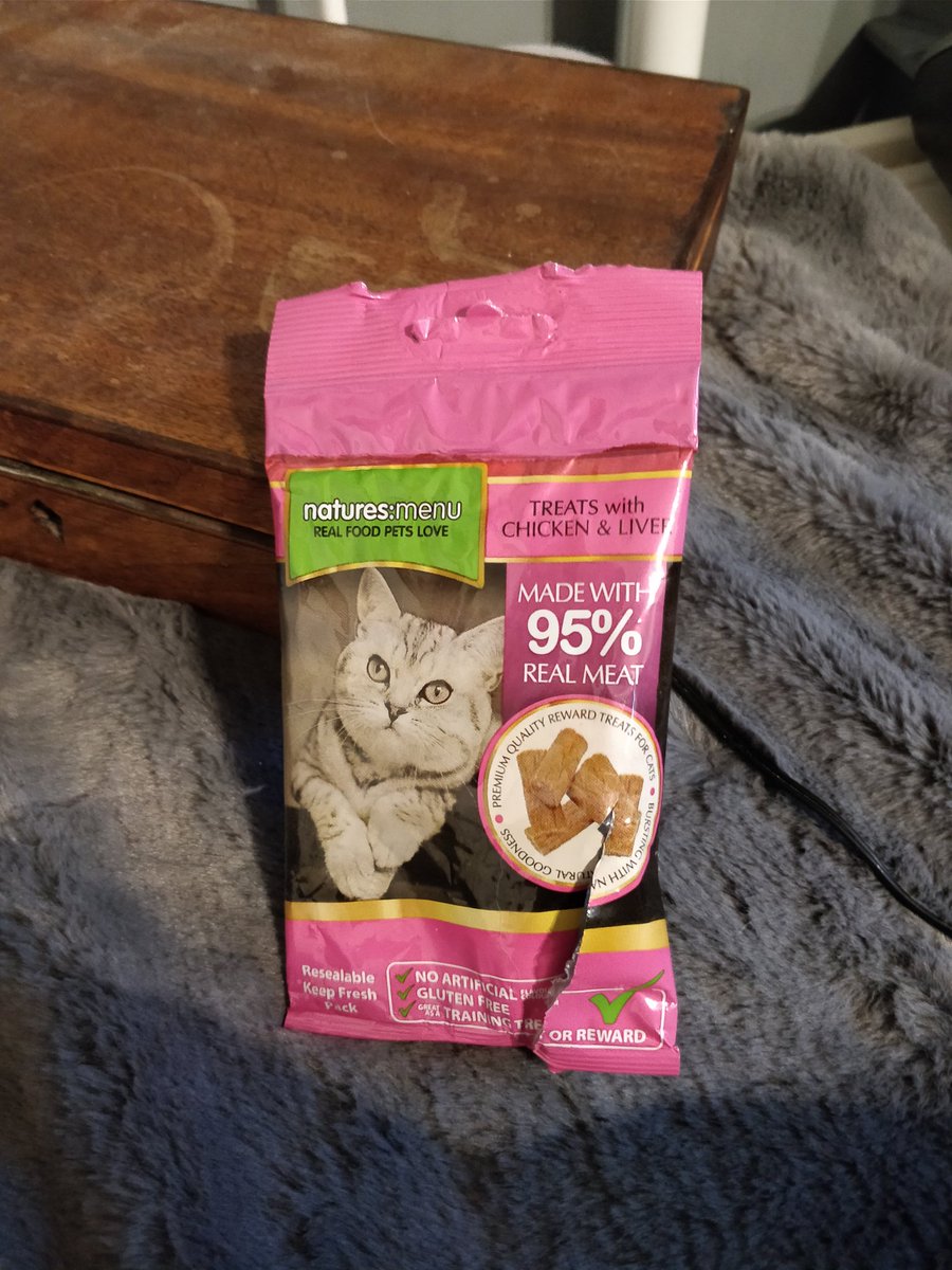 LeggettRebeckah's tweet photo. Boo ate some treats thanks @naturesmenu after 9 years she's had a treat #rescuecats #boothecat https://t.co/TVtBXquE81