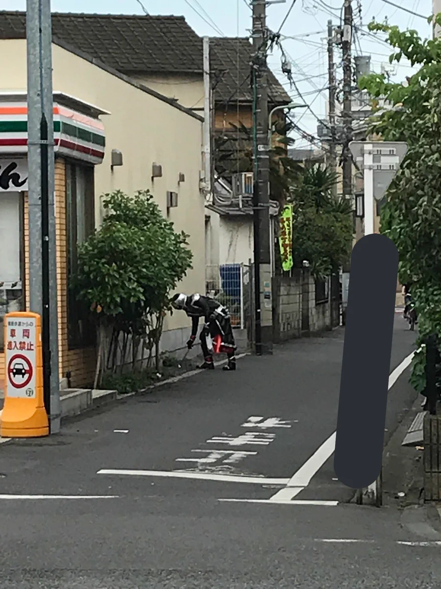 ちょっとまってwww仮面ライダーウィザードがゴミ拾いしてくれてるw