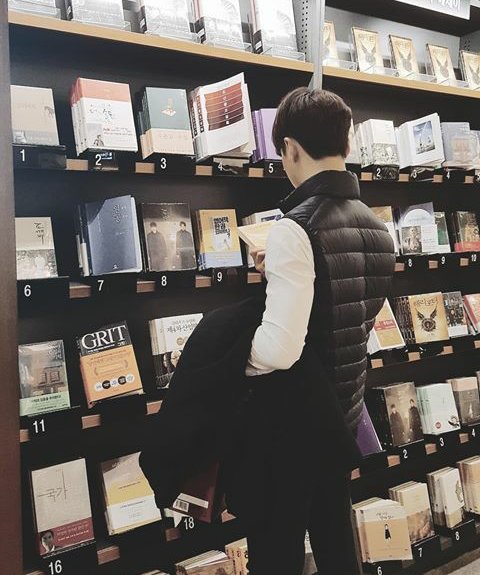 _Yongnam's tweet photo. ❝ Bang Yong Nam ❞ 
 
 •ʀᴏʟ corto/ᴍᴇᴅɪᴏ/ᴇxᴛᴇɴsᴏ.

•en una relación con Benji

•serio, cariñoso cuando se debe, amigable con todos y sobre protector con mi novio y hermano

•Gemelo mayor de Bang Yong Guk »Adam« (Líder de B.A.P) https://t.co/kOZ6gIazio