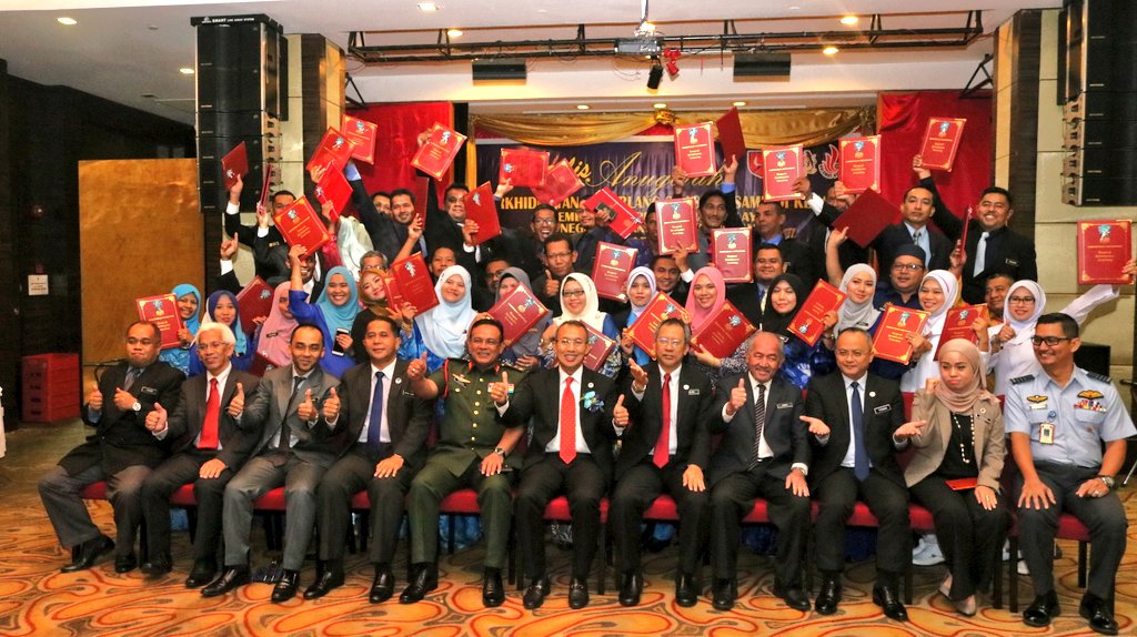 MINDEFMalaysia's tweet photo. Sesi bergambar penerima Anugerah Perkhidmatan Cemerlang, pesara pilihan dan wajib serta Anugerah Kecemerlangan Pendidikan bersama DS @arahimradzi dan barisan Pengurusan Tertinggi @MINDEFMalaysia selepas majlis penyampaian pagi ini.
#APCMinDef2018 https://t.co/ndFHDXvnW6