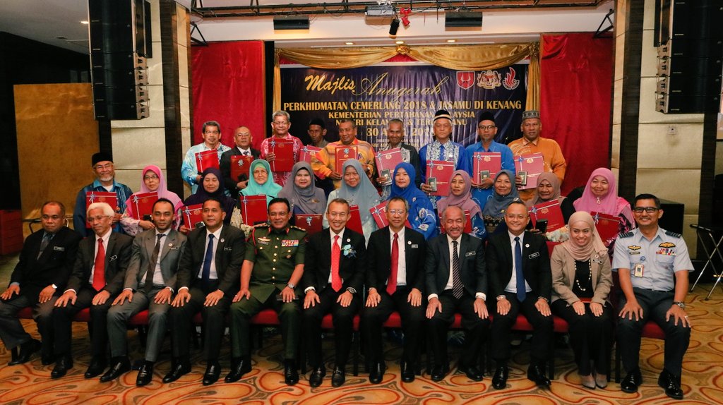 MINDEFMalaysia's tweet photo. Sesi bergambar penerima Anugerah Perkhidmatan Cemerlang, pesara pilihan dan wajib serta Anugerah Kecemerlangan Pendidikan bersama DS @arahimradzi dan barisan Pengurusan Tertinggi @MINDEFMalaysia selepas majlis penyampaian pagi ini.
#APCMinDef2018 https://t.co/ndFHDXvnW6