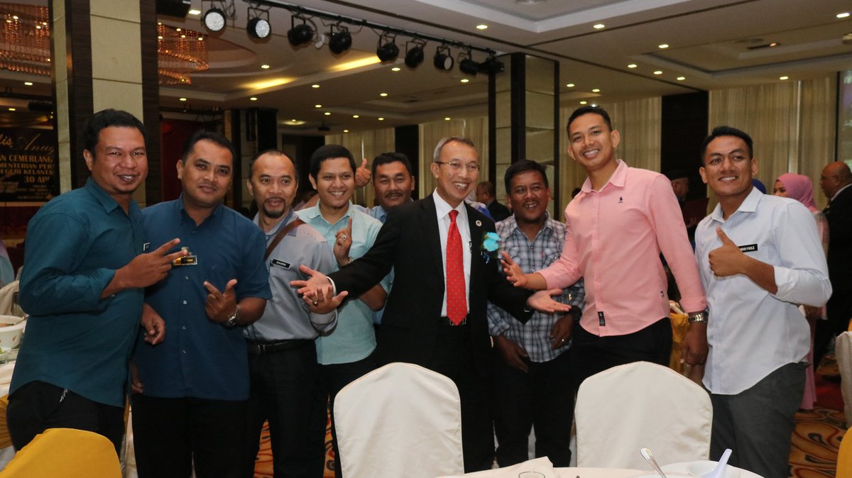 MINDEFMalaysia's tweet photo. Penerima APC , Pesara² serta Anugerah Kecemerlangan Pelajar serta hadirin tidak melepaskan peluang merakam kenangan bergambar dan berswafoto bersama KSU DS @arahimradzi di Kota Bharu, Kelantan hari ini.
#APCMinDef2018 https://t.co/Qm5tx0AZC6