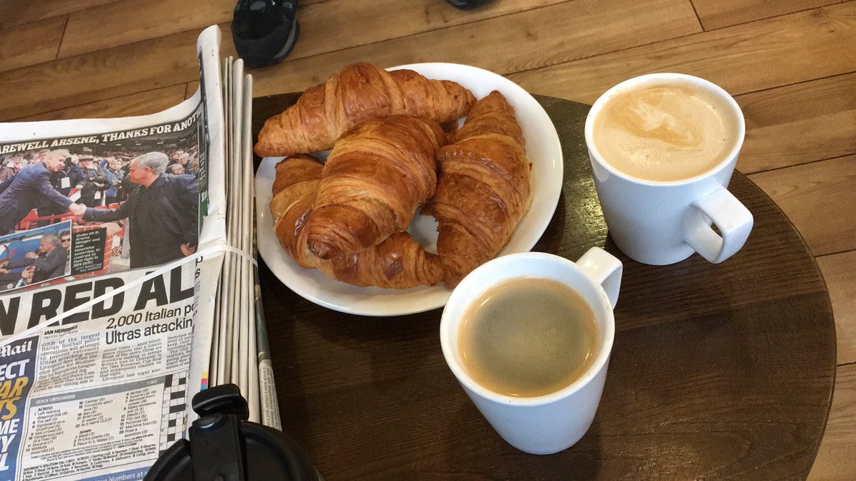 Brucey1's tweet photo. Another day, another OB... we’re live at Boswell’s Cafe in the centre of Didcot for @BBCOxford #RocksUp - even have my t shirt on https://t.co/sTxEIJKKei