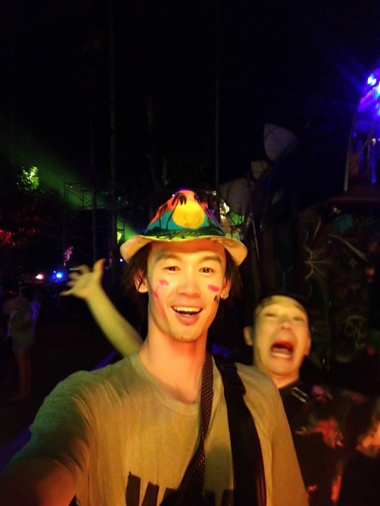 togashira's tweet photo. タイのFullmoon party の前夜祭のJangle Experieでナオト・インティライミと一枚
#ナオトインティライミ大好き芸人
#パンガンウォーカー #フルムーンパーティー #jangleexperience https://t.co/Hu8wxxwFMo