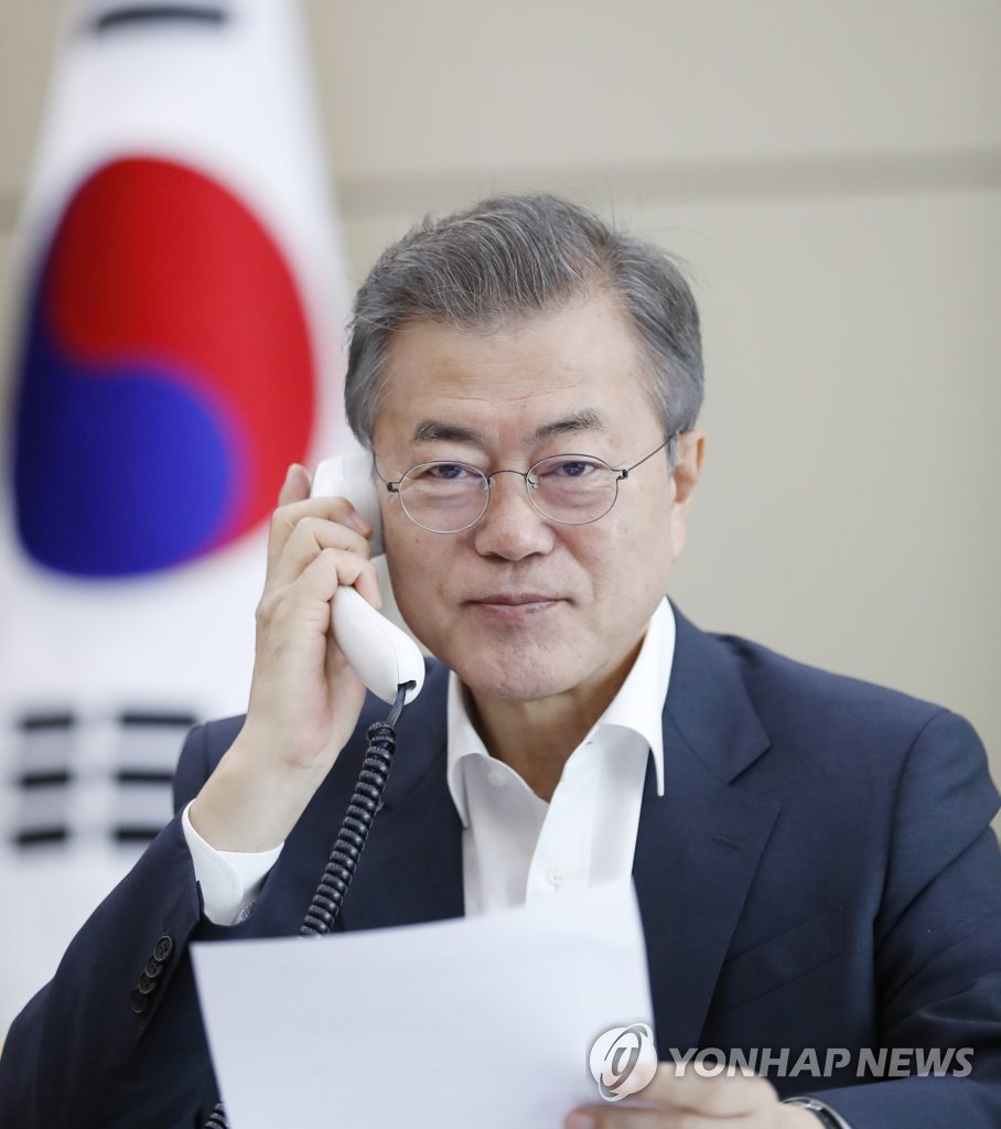 문재인 대통령이 30일 오전 청와대에서 가나 해상에서 피랍됐다 풀려난 마린711호 선장과 선원들과 청해부대원들의 사진을 보고 있다. 문 대통령은 마린711호 선장과 안부전화를 한 뒤, 구출작전에 참가했던 청해부대장과 통화.

진짜 대통령의 모습이다ㅠㅠ