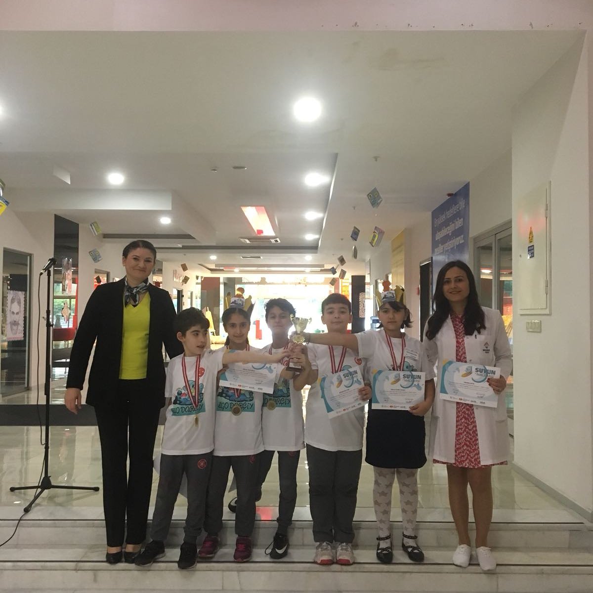 BK_Darica's tweet image. FLL takımımız geçtiğimiz gün Bursa&apos;dan kupayla dönmüştü. Bugün de öğrencilerimize sertifikaları takdim edildi. Öğrencileimizi tebrik ediyoruz. @bahcesehir_k12 @SevincCiler #bkegitek