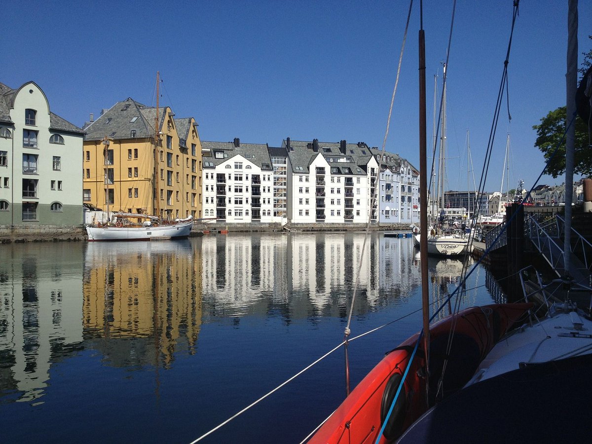 different_roads's tweet image. Alesund es una pequeña ciudad conocida por su arquitectura de estilo Art Noveau. Pasear por el casco antiguo o por el muelle Skateflukaia viendo sus bonitas casas de colores es &amp;lt;3. Fiordos del Norte con #DifferentRoads buff.ly/2q80Gqk