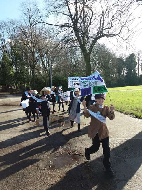 HistoricEngland's tweet photo. An exciting exhibition in @MancLibraries  will showcase the work of local primary and secondary school pupils who have explored the city’s unique and pioneering role in the campaign for suffrage a hundred years ago

https://t.co/T7Wim2j3LQ

#HerStories https://t.co/zFX3pEW6Rf