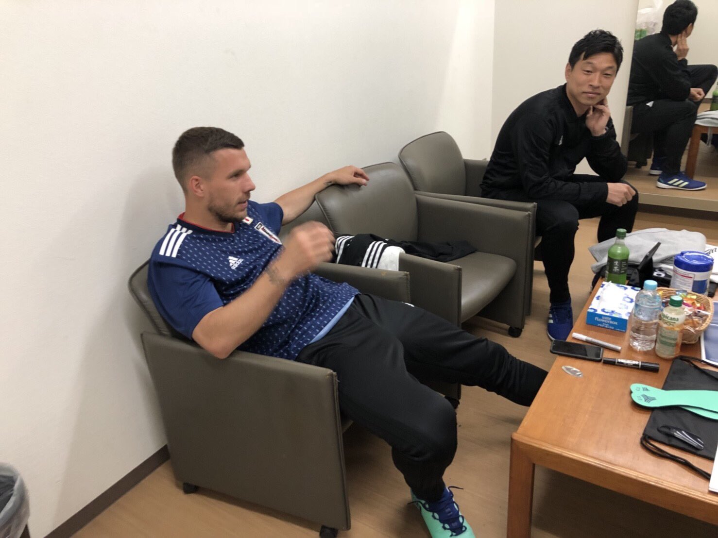 Kemari87 Kishispo Pa Twitter ポドルスキ選手の控え室 この後天王寺のキャプテン翼スタジアムに移動です 勝色メッセージで日本にチカラを キャプテン翼 Adidas アディダス サッカー 日本代表 大阪 心斎橋 ビッグステップ ポドルスキ Podolski Kemari87