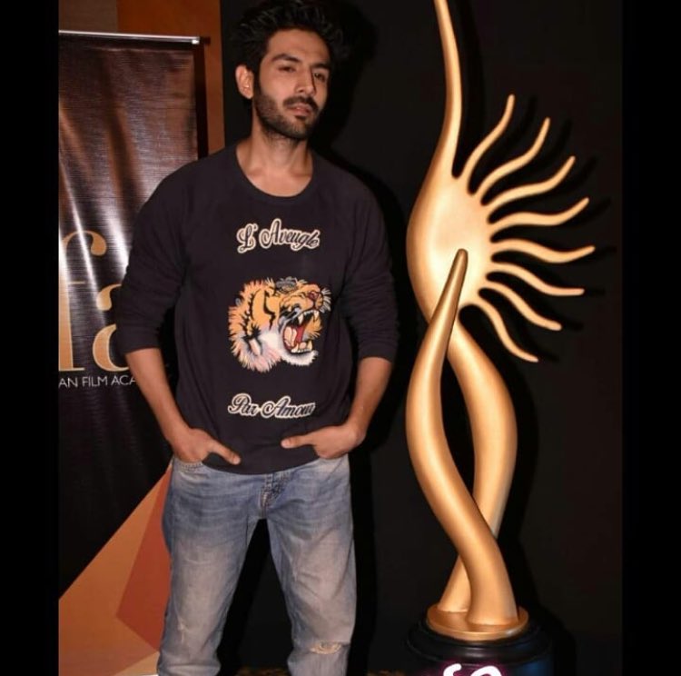 KartikAaryanLuv's tweet photo. And the new prince of the box office roars at #IIFAVotingWeekend
#kartikAaryan #sonuketitukisweety #iifa #iifa2018 #ManCrushMonday https://t.co/aT1FI4YUl8