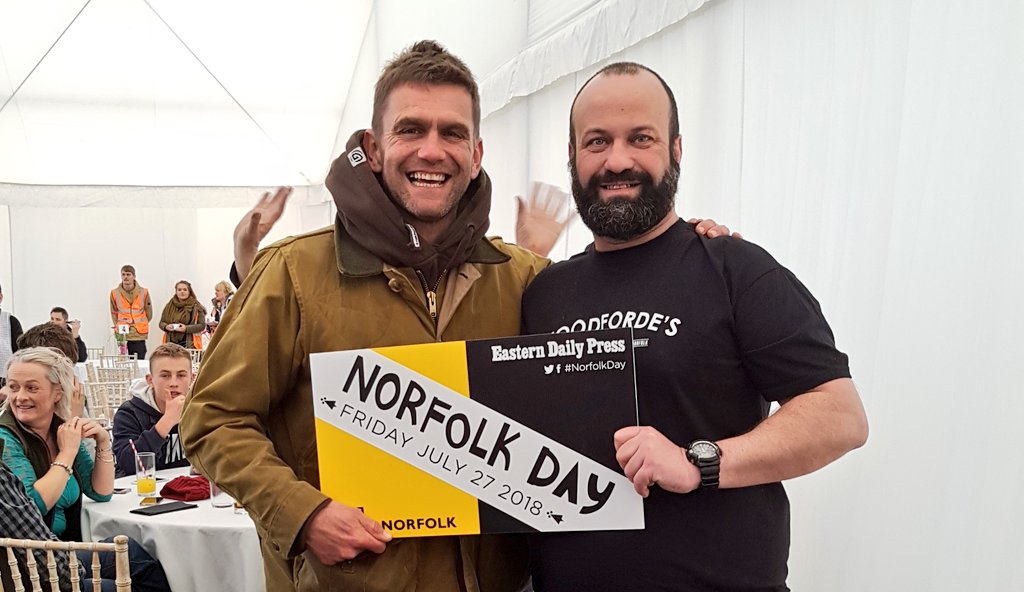 charlieboychef's tweet photo. Lovely to see you @RealScottMaslen and Family yesterday @EAGandCFair hope you had a great day. and for the sneaky pic in support of @norfolk @EDP24 @WoodfordesBeer @WoodfordesTap #norfolkday #LiveWorkLoveNorfolk thankyou. https://t.co/5ikP6Kzo68