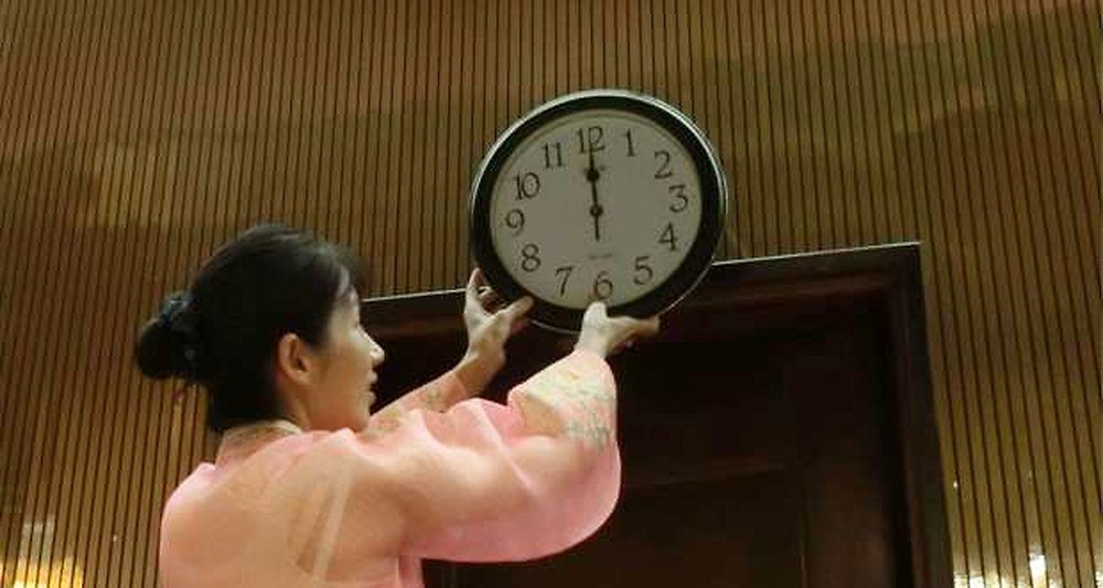 ericchapelle2's tweet photo. La #Corée du Nord avance ses pendules de 30min.
L'appartenance à un #fuseau horaire dépend de la longitude d'un pays, mais est aussi un choix politique. En se plaçant dans le même fuseau horaire que ses voisins, elle marque le signe d'une unité. https://t.co/ku1q4bmoA8
#Temps https://t.co/ppacR8Loz3
