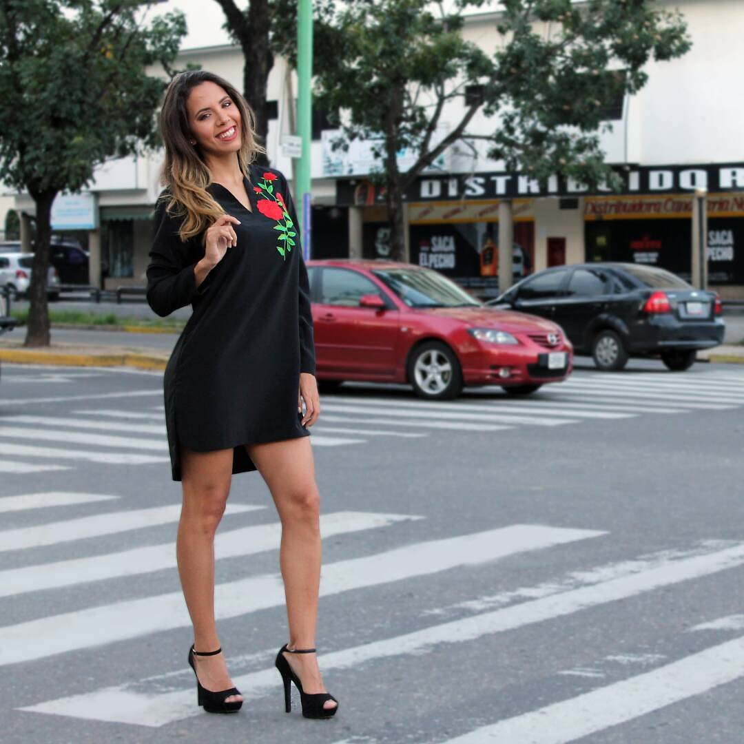 FelicityBrandLA's tweet photo. Encantados de caminar junto a ti en los parajes de la moda. ¡Somos #FelicityGirls! Pide todos tus #outfits favoritos al privado. #LatinoByFelicity #HechoenVenezuela #ModaVenezolana #ModaArgentina #ModaEspaña #ModaEcuador #ModaVenezuela #Moda #Fashion #Fashionblogger https://t.co/boibMzj5BN