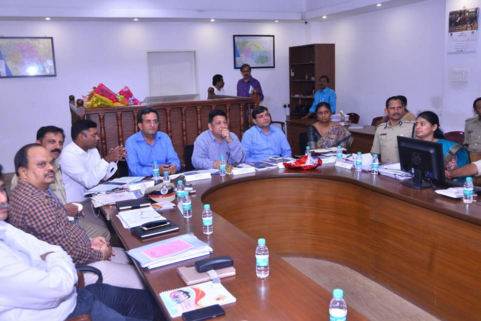 DMangaluru's tweet photo. Review meeting about election preparedness of dakshina kannada by Umesh sinha-Deputy Election commissioner along with Dhirendra ojha - Director general,DIlip Sharma- Director General, B.R Mamatha-Joint CEO
DC,CEO,Police commissioner,SP,ADC &amp; all nodal officers of dk were present. https://t.co/tErzhS7t7R