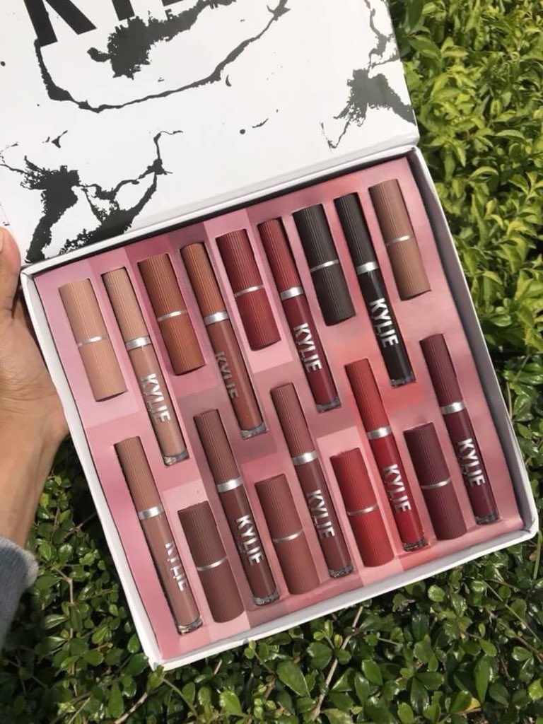 sushoppy's tweet photo. ส่ง 450฿
❤️Kylie  spice 18 pcs เซตลิปสติกไคลลี่ ได้ทั้งแบบหมุน และแบบกลอส สีสวย เนื้อดีงานดี แพคเกตหนา #ตลาดนัดมาร์เวล #ตลาดนัดGOT7 #ตลาดนัดblackpink #ตลาดกัซ #ตลาดนัดEXO #ตลาดวนว #เครื่องสําอาง @promotetweety https://t.co/53ma0N0Qc5