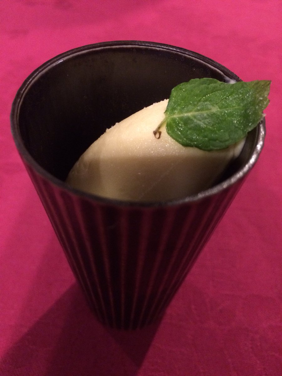 yutatari's tweet photo. デザートはいちご三昧
ブラットオレンジ
ブラットって初めて食べた
熱々スフレにバニラアイスといちごソース
スフレの中にはチョコレート⁉️
最後は焼き立てマドレーヌに鉱泉烏龍茶
自分へのご褒美に満足
明日からまた頑張る💪
#cuisinesaga
#須賀洋介
#useumsaga https://t.co/nWHx6jManp