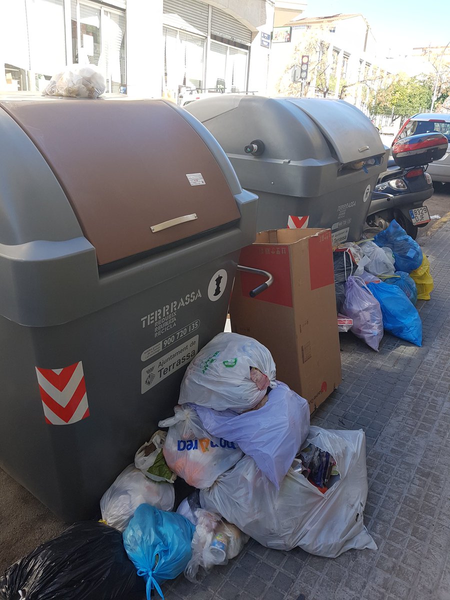 crisvigf's tweet photo. @MeteoEgara @MonTerrassa Dono fe de que #Terrassa es " la ciutat de la merda " pel incivisme ciutada. I tinc la sort que han canviat els contenidors, han tret tots els del meu carrer, només han deixat els que hi ha a la porta de casa meva... i així estan. VERGONYA https://t.co/3aeTfxjTn7