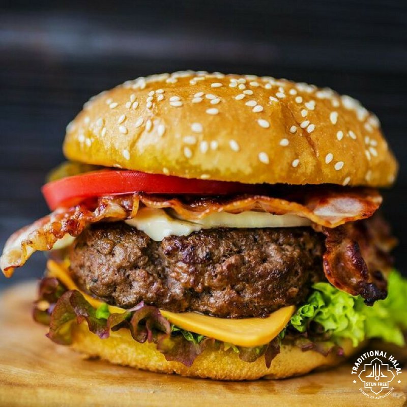LoveHalal_TH's tweet photo. Big, Beefy and Juicy! Get your @LoveHalal_TH certified beef from a retailer today and let's get through this Monday!
#Halal #Islam #Quran #Sunnah #TraditionalHalal #Beef #Burger #Foodie https://t.co/JCWITBjTMh