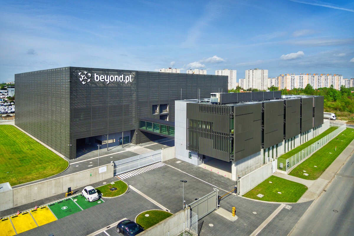 beyondpl's tweet photo. Our Data Center 2 https://t.co/nbuh2zVFbl from above‼️
Summer is coming! 😎☀️
#birdseyeview #fromabove #datacenter #cloudcomputing #cloud #beyondpl https://t.co/TzPOMaFYlr