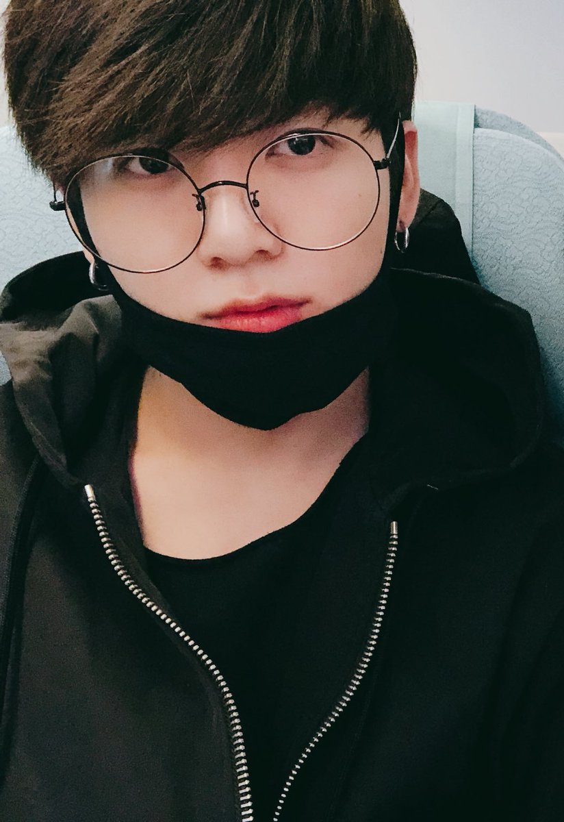 HellaThickKook's tweet photo. #ARMYSelcaDay
Love is kind.
Love is selfless.
Love is feeling.
#HiJK https://t.co/ebkDad6twy
