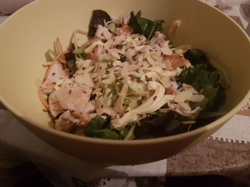 DerivatiSanniti's tweet photo. Inizia a fare caldo e il vero fuorisede disperato sa che l'insalatona diventerà l'unico credo in cucina! https://t.co/caAcQ0SlZR https://t.co/agWIcujU30