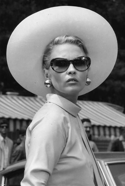 AtelierMilliner's tweet photo. Sixties chic at its finest. If you haven't seen the original Thomas Crown Affair, put it on your to watch list, so stylish! #vinspiration #vinspired #fayedunnaway #thomoscrownaffair #widebrimhat https://t.co/tRtfizhK5H