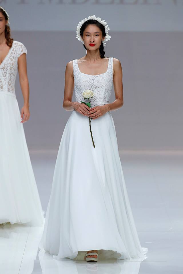 La maison <a href="/CymbelineParis/">Cymbeline</a> a décidé de rendre un vibrant hommage à Paris pour sa nouvelle collection 2019.❤️ #robedemariee #mariage #cymbeline #cymbelinecollection2019