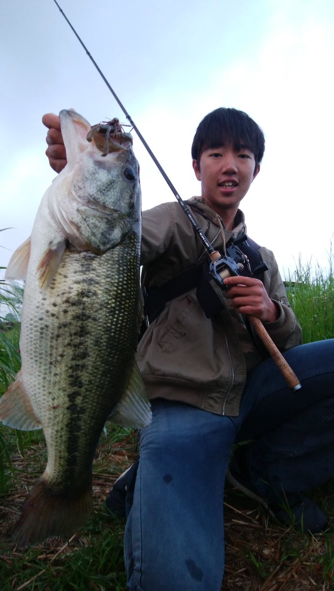 鈴木海斗 今日は友達と自転車で五三川に釣りに行き 自己新記録のバスが釣れた 58 ラバージグでハードボトムをコリコリ 1アクション加えた瞬間にバイト 最高すぎた 03ハンツ ハリーシュリンプ