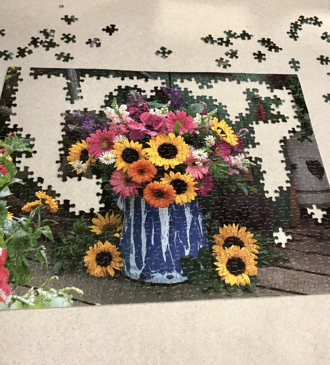 WoodHill_TheHub's tweet image. Only a few pieces left and another puzzle down! #whmsthehub #puzzletable