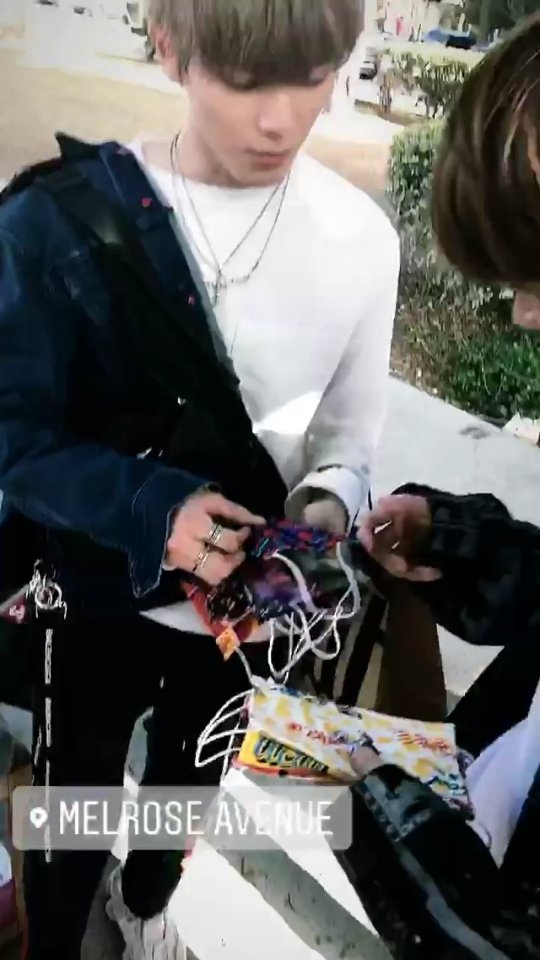 simplytaeyong's tweet photo. Taeyong bought tons of #GOEBands and #GOEMask from UrbanTradeMark which is located at Melrose Trading Post, Flea Market in LA https://t.co/119xKw13hc