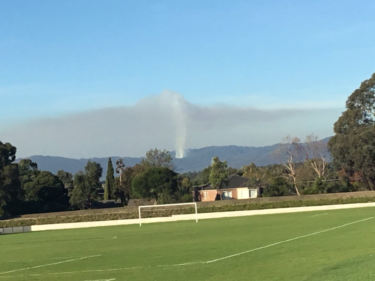 Czar_71's tweet photo. #janesweather By Alex Spicer
Dandenongs back burning from Glen Waverley https://t.co/8A6lTrkSlu
