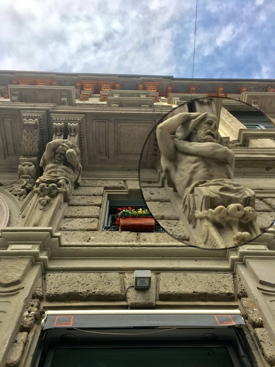 mele_nando's tweet photo. #1maggio a piedi per Milano in Corso Buenos Aires a guardare le vetrine per lo #shopping Ogni tanto alzate lo sguardo sulla nostra città perché ci sono anche loro gli #Omenoni @Corriere incoraggia #1Maggio last minute tra le piazze perché un po’ di #arte non guasta #PortaVenezia https://t.co/DavZH1fWwy